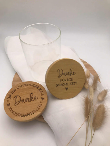 Vorratsglas mit personalisierten Bambusdeckeln als Abschiedsgeschenk für Erzieherinnen im Kindergarten und Grundschule, bedruckt mit Dankessprüchen.