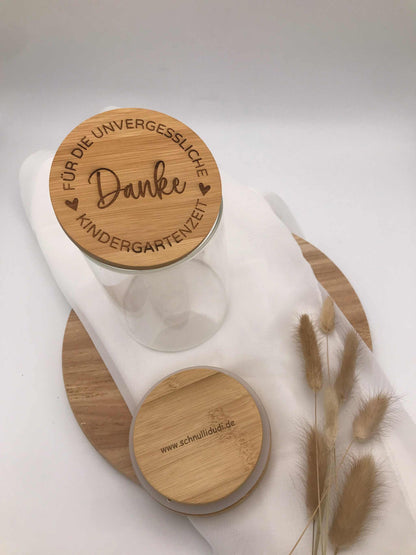 Personalisierbares Vorratsglas mit Bambusdeckel als Abschiedsgeschenk für Erzieherinnen im Kindergarten und Grundschule, mit Dankesgravur.