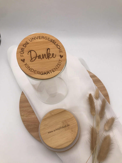 Vorratsglas mit Bambusdeckel als personalisiertes Abschiedsgeschenk für Erzieherin im Kindergarten und Grundschule, gravierte Dankesbotschaft.