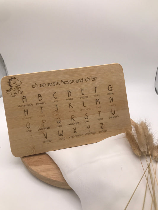Bamboo Frühstücksbrettchen Affirmation with alphabet design and positive message "Ich bin erste Klasse und ich bin ..."