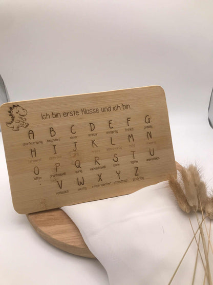 Frühstücksbrettchen aus Bambusholz mit Einschulungsaffirmation und alphabetischer Gravur für Erstklässler