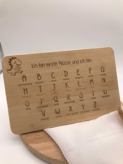 Bambus Frühstücksbrettchen Einschulung mit Alphabet und Affirmationen für Erstklässler