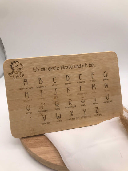 Bambus Frühstücksbrettchen mit Einschulungs-Affirmation "Ich bin erste Klasse und ich bin ..." und ABC-Motiv
