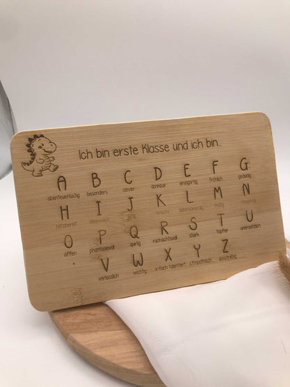 Frühstücksbrettchen aus Bambusholz mit Einschulungs-Affirmation und ABC-Motiv für Erstklässler