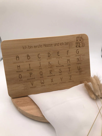 Einschulungs-Frühstücksbrettchen aus Bambusholz mit ABC-Alphabet und Affirmation "Ich bin erste Klasse und ich bin ..."