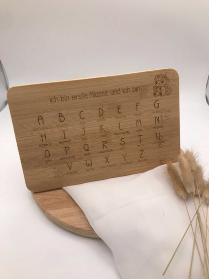 Einschulung Frühstücksbrettchen aus Bambus mit ABC Alphabet und Affirmation "Ich bin erste Klasse und ich bin ..."