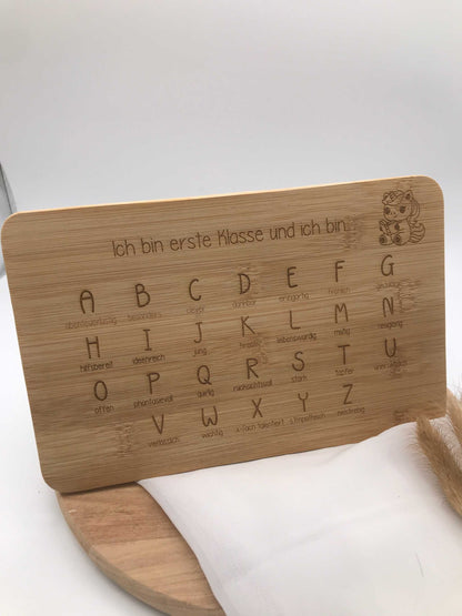 Frühstücksbrettchen aus Bambusholz mit Einschulungsaffirmation und ABC-Gravur für Erstklässler