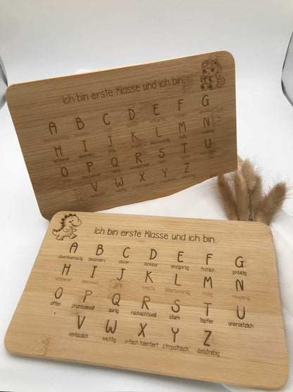 Frühstücksbrettchen aus Bambus mit Einschulungsaffirmation und Alphabet-Gravur, handgefertigt und individuell, ca. 21x14 cm