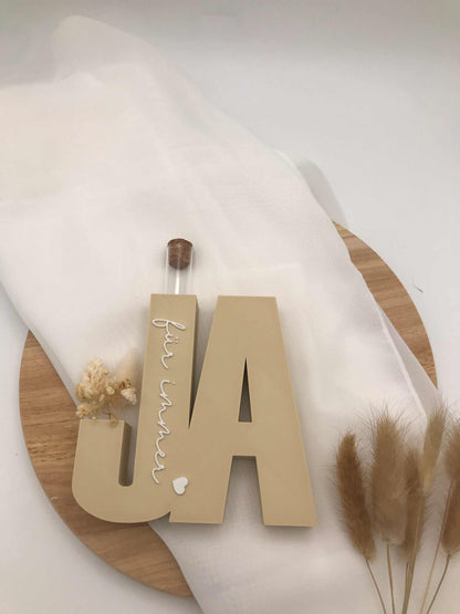 3D-gedrucktes Geldgeschenk „Ja“ in Beige mit Reagenzglas und elegantem Schriftzug zur Hochzeit, moderne Tischdeko