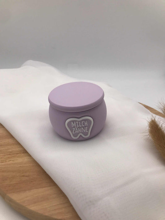 Lilac 3D-printed PLA milk tooth keepsake box with "Milch Zähne" label for children's first teeth storage, customizable and eco-friendly.