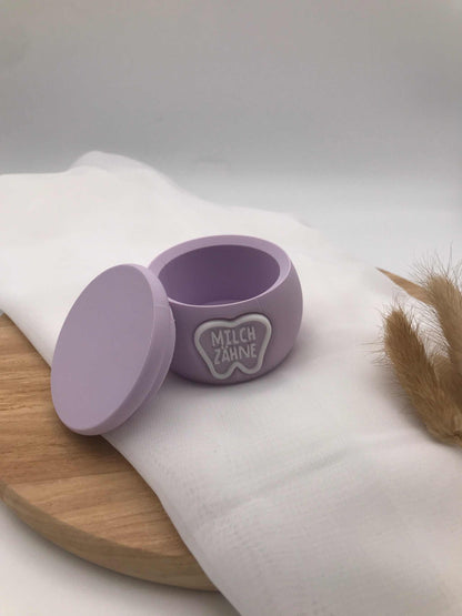 lila personalisierte Milchzahndose aus biologisch abbaubarem PLA im 3D-Druck für sichere Aufbewahrung erster Kinderzähne