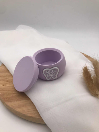 lila Milchzahndose aus 3D-gedrucktem biologisch abbaubarem PLA mit Deckel und graviertem Schriftzug "Milchzähne" zur Aufbewahrung erster Kinderzähne