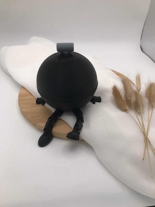Kleiner schwarzer 3D-gedruckter Kugelgrill mit beweglichen Flexbeinen als lustige BBQ Deko und Geschenkidee