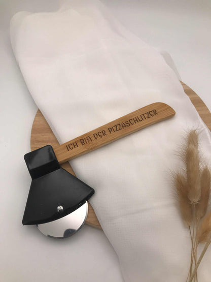 Pizzaschneider Beil aus Edelstahl und Bambus mit Gravur „Ich bin der Pizzaschlitzer“, witziges Geschenk für Pizza-Fans.