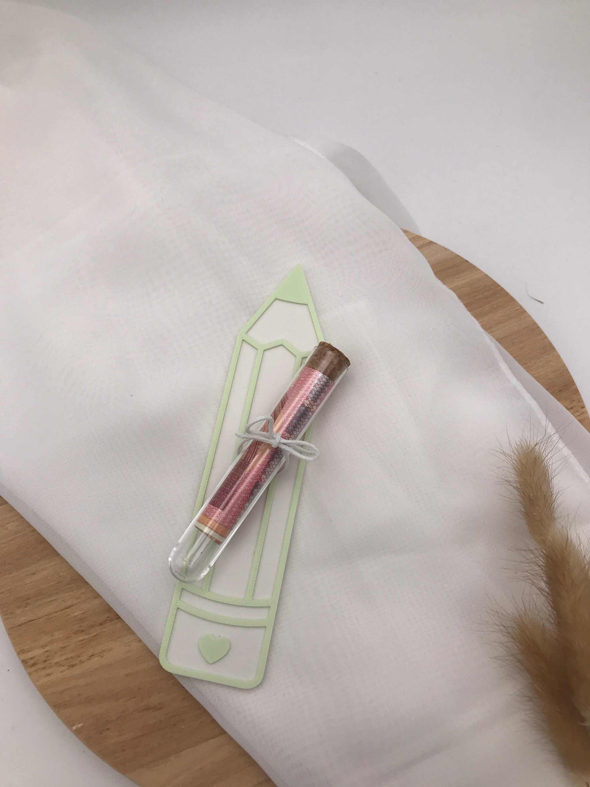 Geldgeschenk zur Einschulung in Form eines 3D-gedruckten Stifts mit Reagenzglas zur Aufbewahrung von Geld oder Glückwünschen, personalisierbar und nachhaltig.