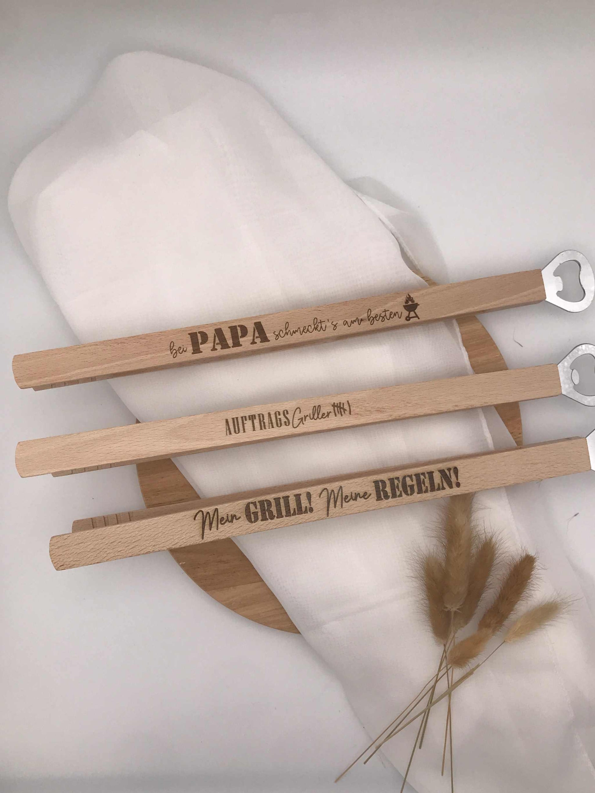 Holz-Grillzange mit integriertem Flaschenöffner und witzigen Grillsprüchen als BBQ Geschenk für Grillfans