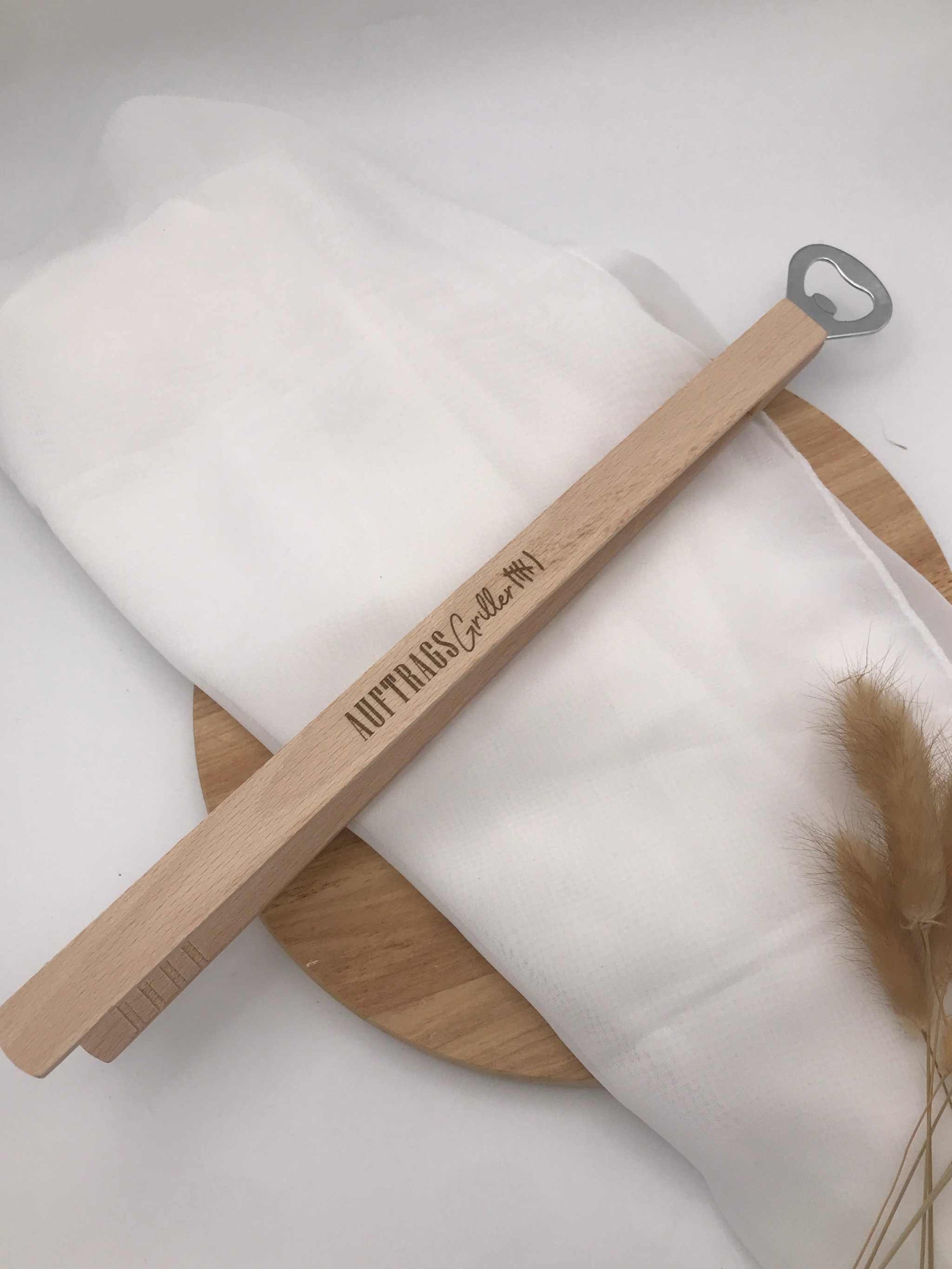 Grillzange aus Holz mit integriertem Flaschenöffner und graviertem Grillspruch, BBQ Zubehör Geschenk zum Grillen.