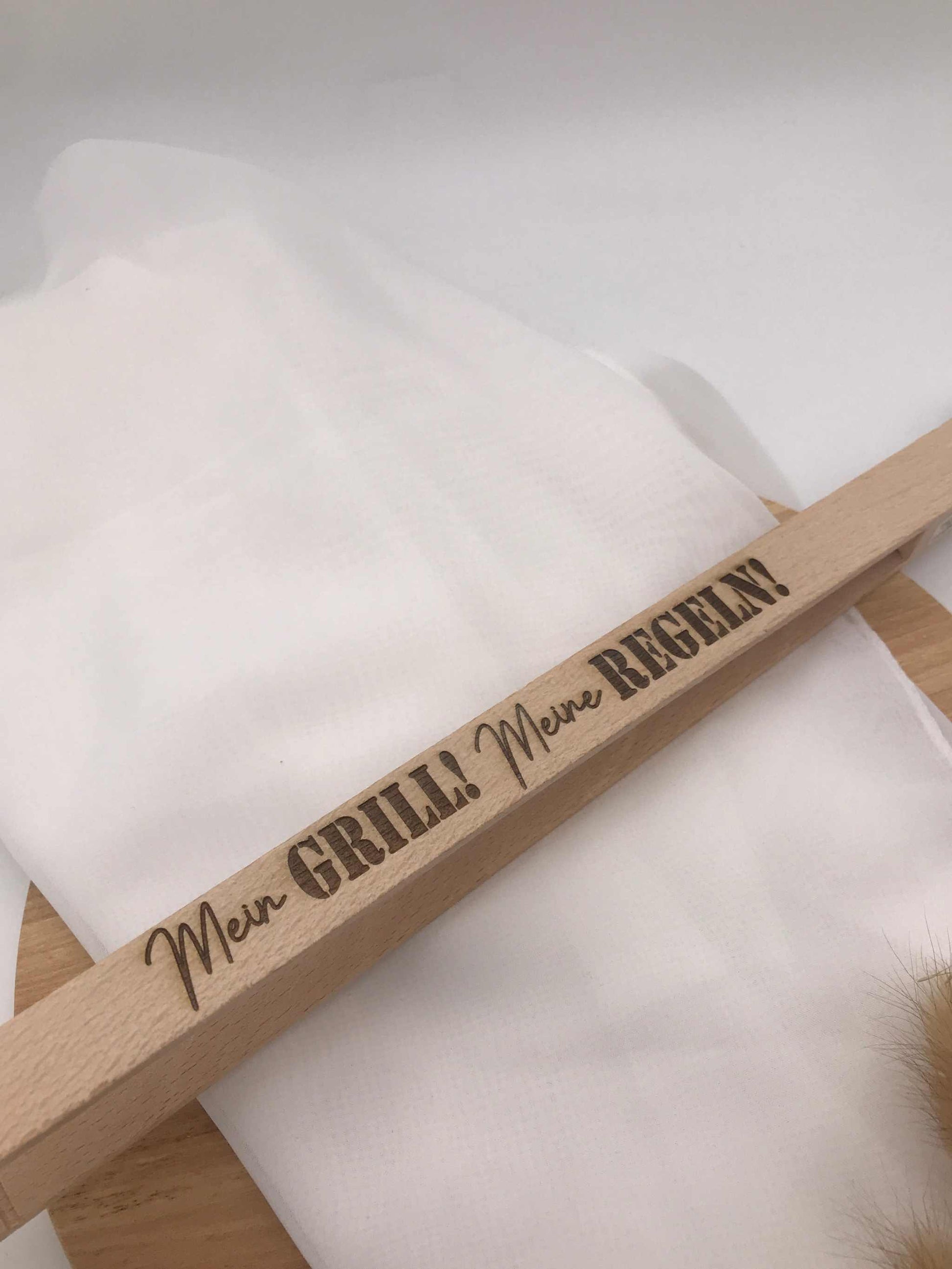 Grillzange aus Holz mit Flaschenöffner und eingraviertem Grillspruch „Mein GRILL! Meine REGELN!“ als BBQ Geschenk.
