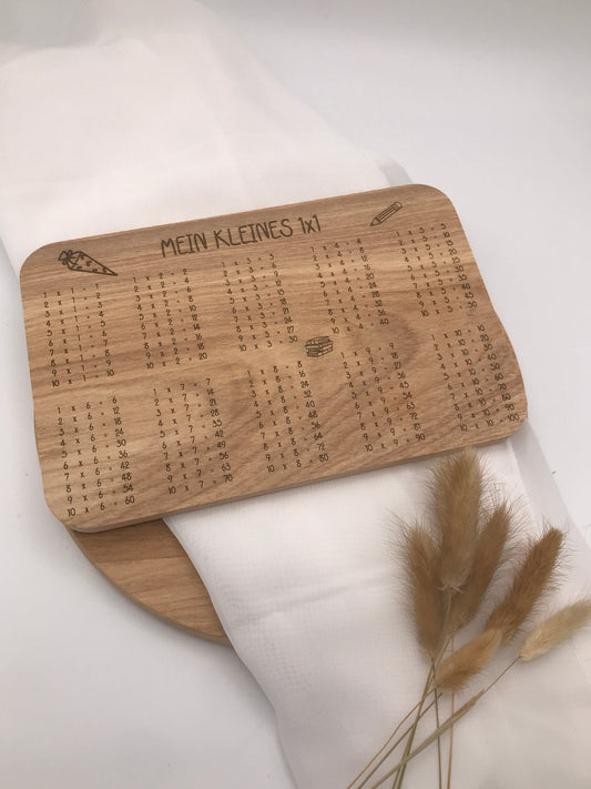 Wooden Einschulung Frühstücksbrettchen with engraved 1x1 multiplication table and decorative school-themed icons