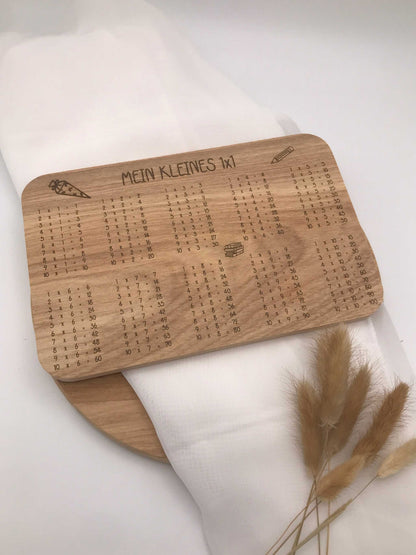 Einschulung Frühstücksbrettchen aus Holz mit eingraviertem 1x1 Lernmotiv und liebevollem Design