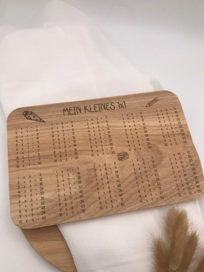 Frühstücksbrettchen aus Holz mit eingraviertem 1x1 Lernmotiv für Einschulung, 21x14 cm, handgefertigtes Unikat