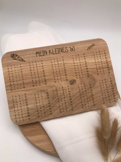 Frühstücksbrettchen aus Holz mit 1x1 Einmaleins Gravur und Schulmotiven für Einschulung