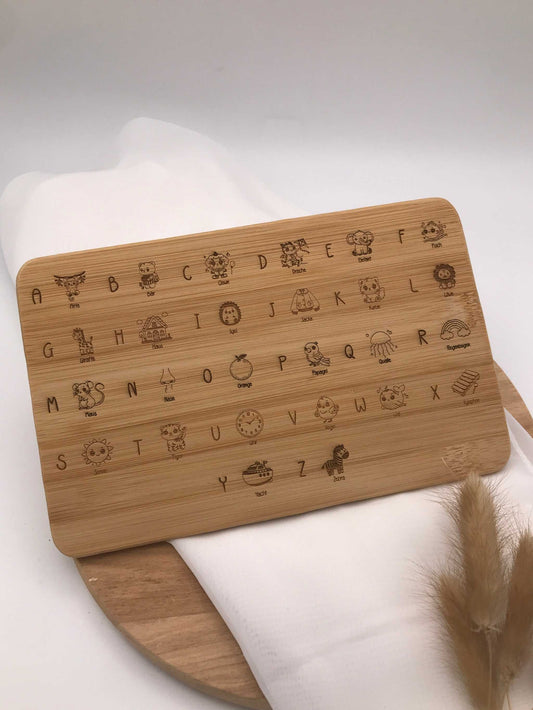 Einschulung Frühstücksbrettchen ABC wooden breakfast board with engraved alphabet and cute animal illustrations.