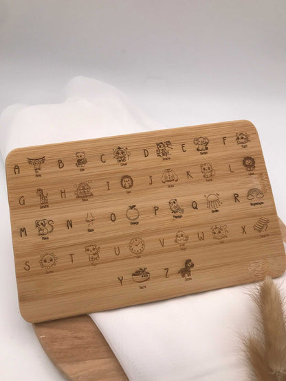Frühstücksbrettchen aus Holz mit ABC-Gravur und kindlichen Tiermotiven zur Einschulung