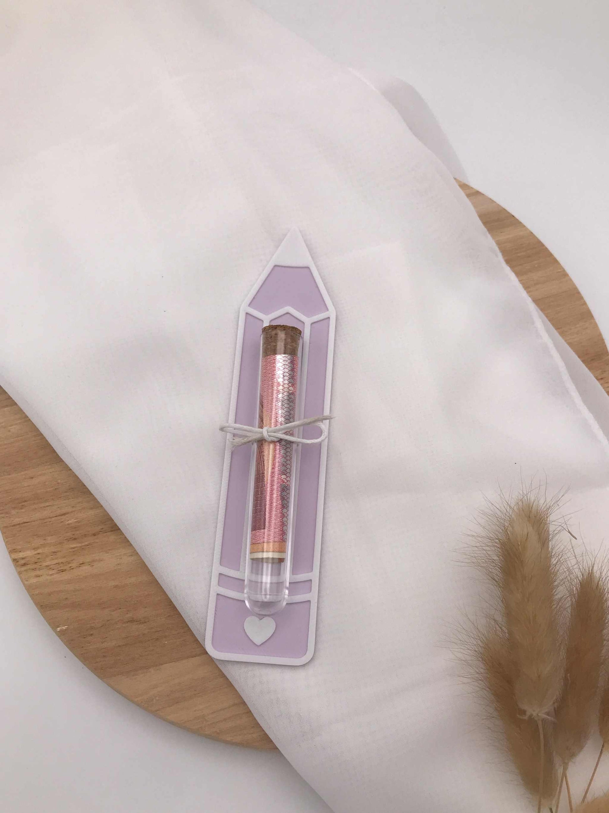 Personalisierbares Geldgeschenk zur Einschulung als 3D-gedruckter Stift mit Reagenzglas für Geldscheine und Glückwünsche, modern und nachhaltig.