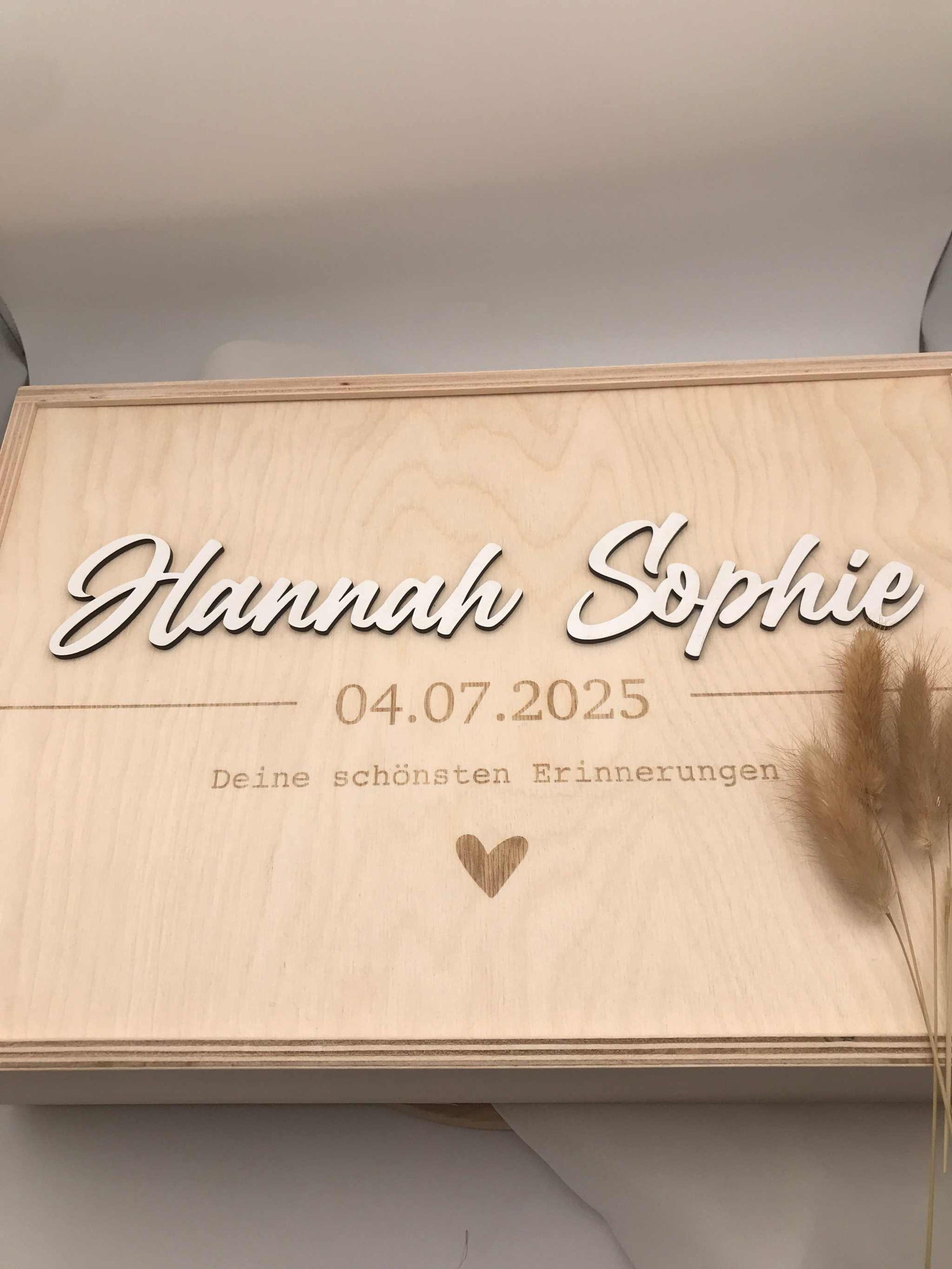 Holz-Erinnerungskiste mit individueller Namensgravur und Geburtsdatum als personalisierte Geschenkbox für Babys