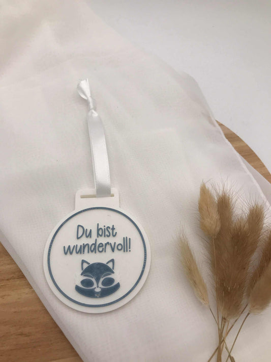 Medaille zur Einschulung with "Du bist wundervoll!" text and cat design, 3D printed school starter gift with ribbon.