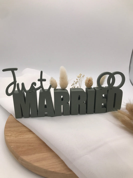 Tischaufsteller Just Married 3D printed wedding decoration with dried flowers and interlocked rings in green color