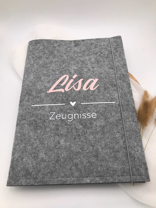 Graue Zeugnismappe aus Filz im DIN A4 Format mit personalisiertem Schriftzug für stilvolle Aufbewahrung von Schulzeugnissen