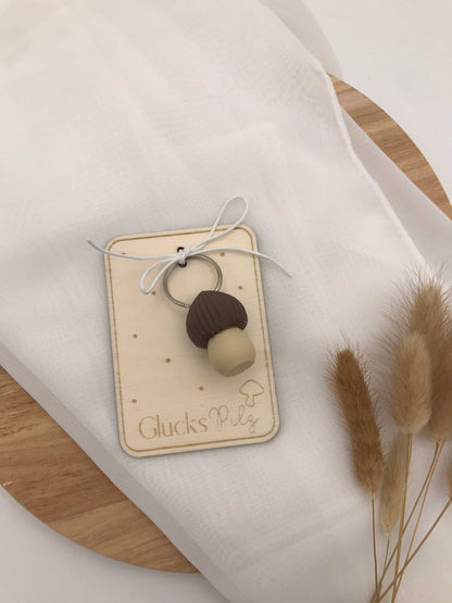 Schlüsselanhänger Glückspilz 3D-gedruckter Pilz aus PLA auf graviertem Holzschild als nachhaltiger Glücksbringer und Geschenkidee