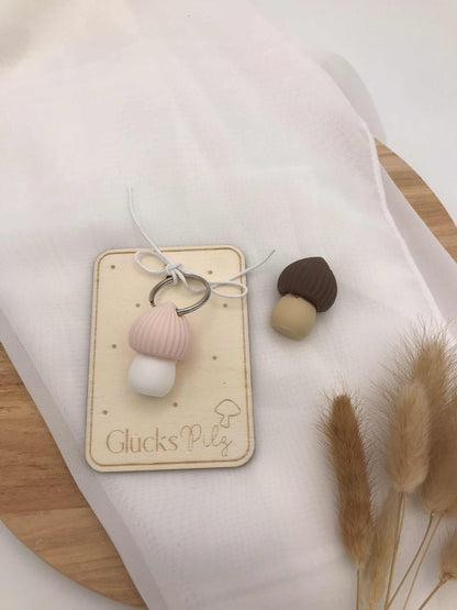 Schlüsselanhänger Glückspilz 3D-Druck Pilz aus PLA auf graviertem Holzschild als nachhaltiger Glücksbringer und Geschenkidee