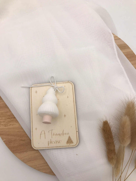 3D-printed white Christmas tree keychain on engraved wooden plaque with "A Tännschen please" text, eco-friendly PLA design accessory