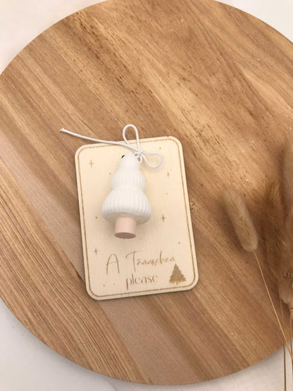 Schlüsselanhänger mit 3D-gedrucktem Tannenbaum und Holzschild "A Tännschen please" als weihnachtliches Accessoire