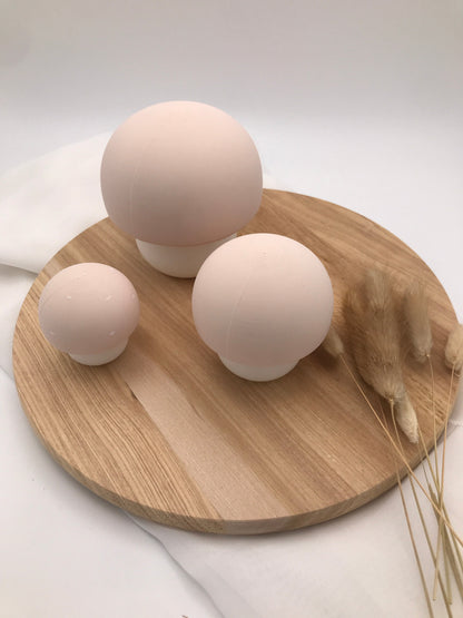 3D-gedruckte Deko-Pilze aus biologisch abbaubarem PLA in verschiedenen Größen auf Holzplatte, nachhaltige Naturdekoration