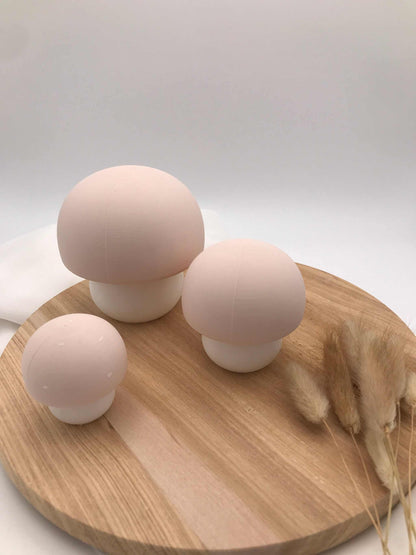nachhaltige Deko-Pilze aus biologisch abbaubarem PLA in drei Größen auf Holztablett