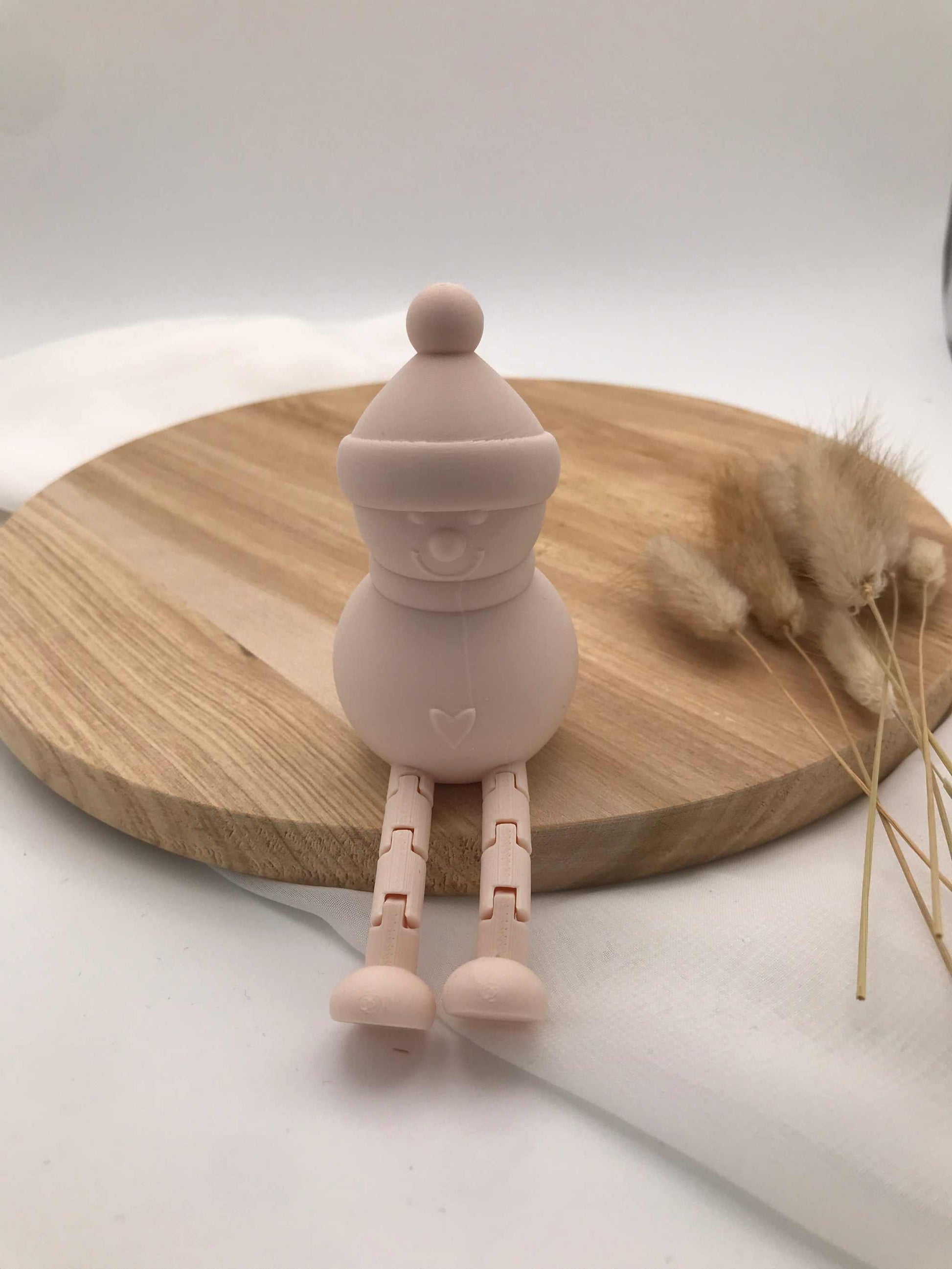 Schneemann Deko Figur aus 3D-Druck PLA mit beweglichen Gelenkbeinen in zartem Rosa für Weihnachtsdekoration