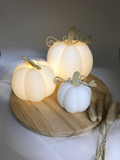 Dekorative 3D-gedruckte PLA-Kürbisse in drei Größen mit warmem LED-Teelicht für herbstliche Stimmung