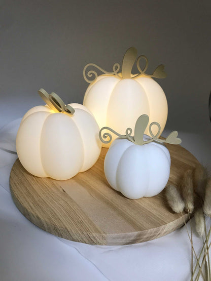 Dekorative 3D-gedruckte PLA-Kürbisse in drei Größen mit warmem LED-Teelicht für herbstliche Stimmung und nachhaltige Raumdeko