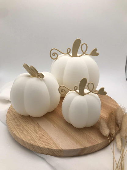 weiße Dekokürbisse aus PLA 3D-Druck in drei Größen auf Holztablett ohne Beleuchtung, handgefertigte Herbstdekoration