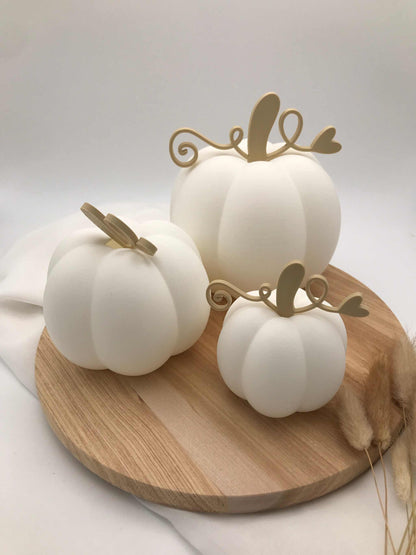 3D-gedruckte weiße Dekokürbisse aus PLA in drei Größen mit dekorativen Stielen und LED-Teelichtbeleuchtung für gemütliche Herbststimmung
