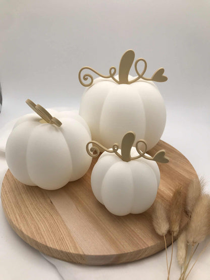 weiße handgefertigte Dekokürbisse aus biologisch abbaubarem PLA in drei Größen auf Holztablett, ohne Beleuchtung, nachhaltige 3D-Druck Herbstdeko