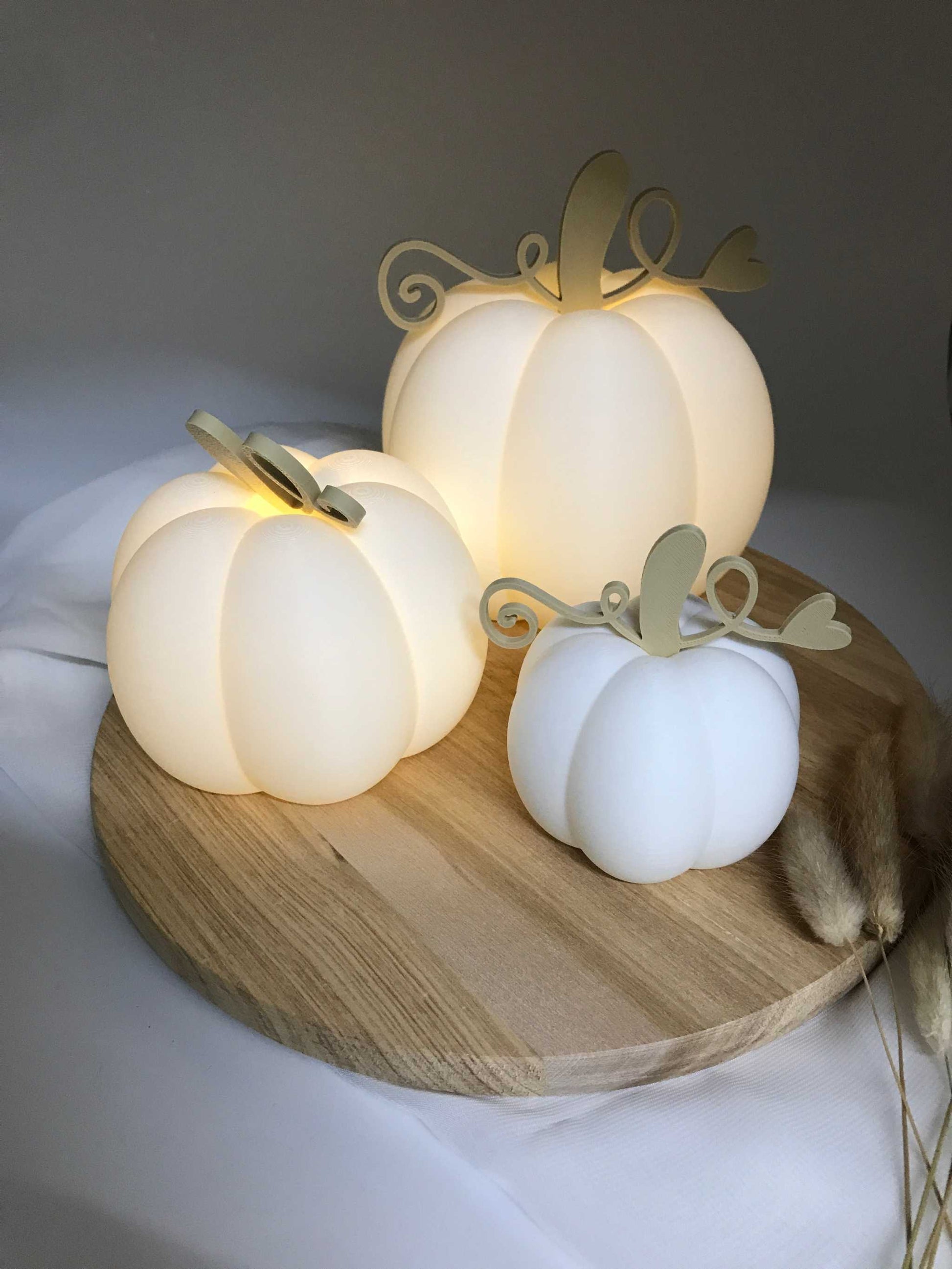 Handgefertigte Dekokürbisse aus PLA 3D-Druck in drei Größen, mittel und groß mit warmem LED-Teelicht, nachhaltige Herbstdekoration