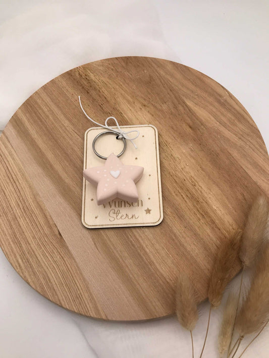 Schlüsselanhänger „Wunschstern“ mit rosa PLA 3D-gedrucktem Stern und Herz auf graviertem Holzschild, nachhaltig und handgemacht