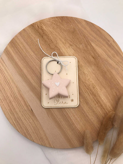Schlüsselanhänger Wunschstern aus PLA 3D-Druck mit Herzmotiv auf Holzschild mit Gravur, nachhaltig und handgemacht.