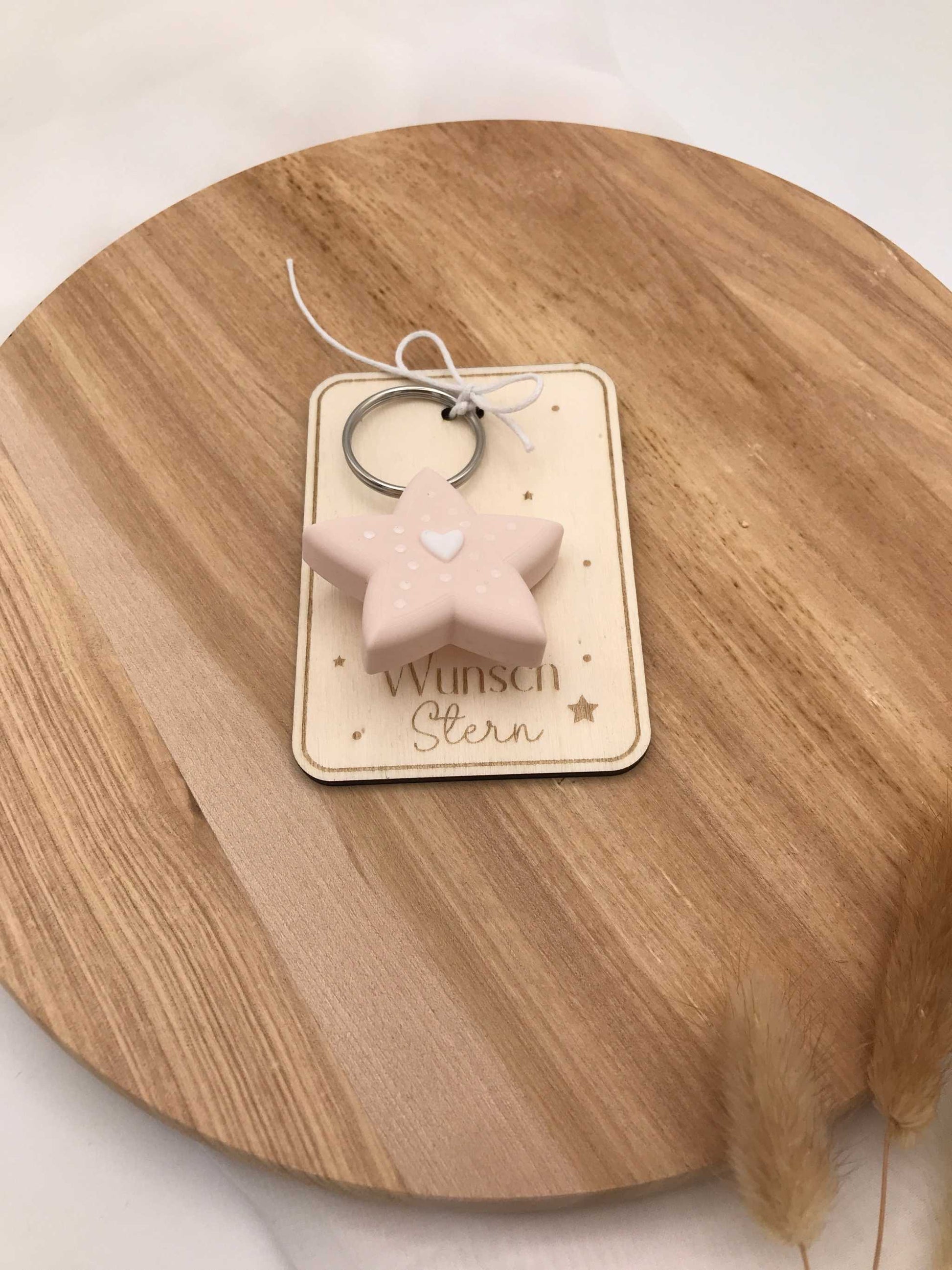 Schlüsselanhänger Wunschstern aus PLA 3D-Druck mit Herz auf Holzschild graviert als persönlicher Glücksbringer und Geschenkidee