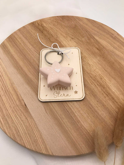 Schlüsselanhänger Wunschstern aus PLA 3D-Druck mit Herz auf Holzschild graviert als persönlicher Glücksbringer und Geschenkidee